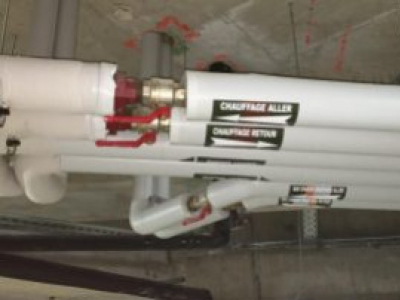 Pose de repèrages de tuyauterie sous sol